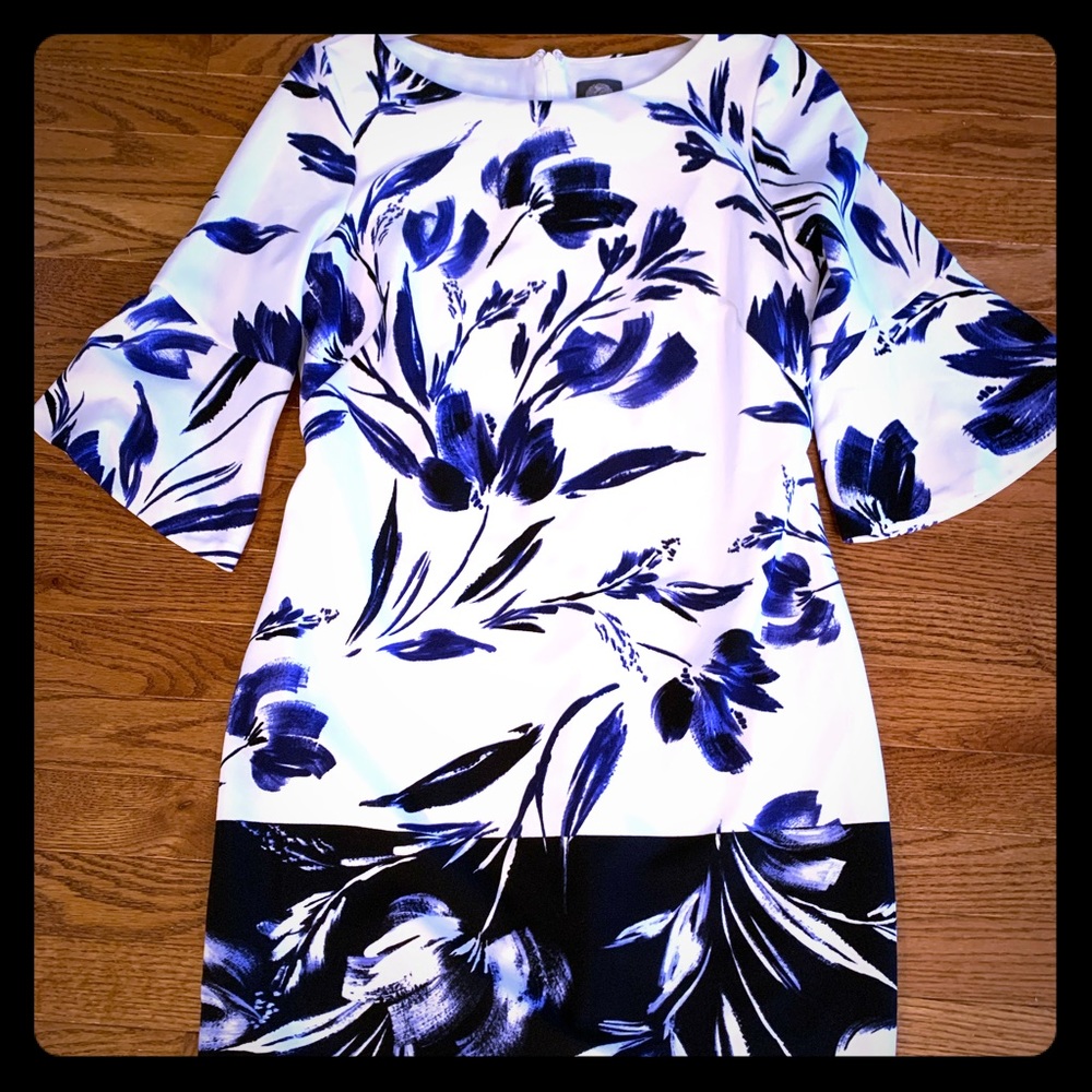 Vince Camuto bell sleeve shift dress, Size 8.